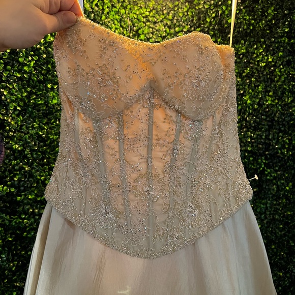 Bridal gown / evening gown NWOT never worn - Picture 2 of 12